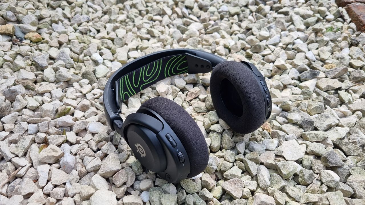 The SteelSeries Arctis Nova 5X wireless, on white gravel