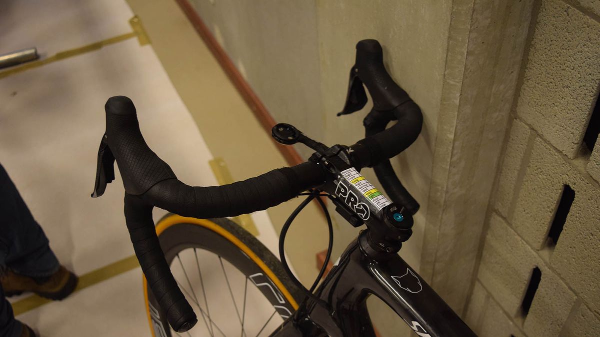 Stybar runs satellite sprint shifters on the handlebar drops