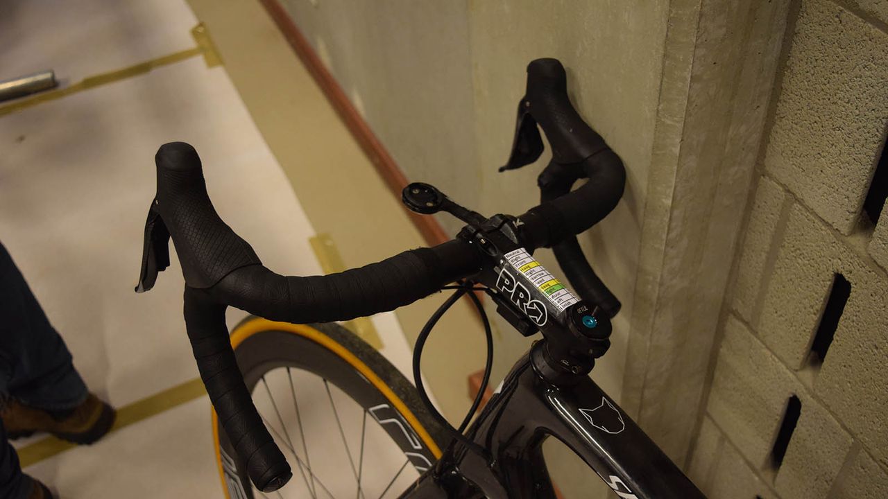 Stybar runs satellite sprint shifters on the handlebar drops