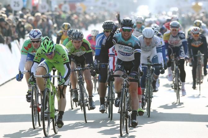 It was close, but Mark Cavendish (Omega Pharma-QuickStep) won stage 2 ahead of Elia Viviani (Cannondale).