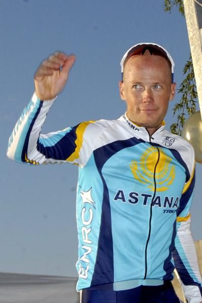 Chris Horner heads to the podium after taking the overall lead.