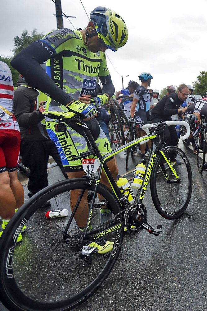 Ivan Basso adjusts his bike after crashing