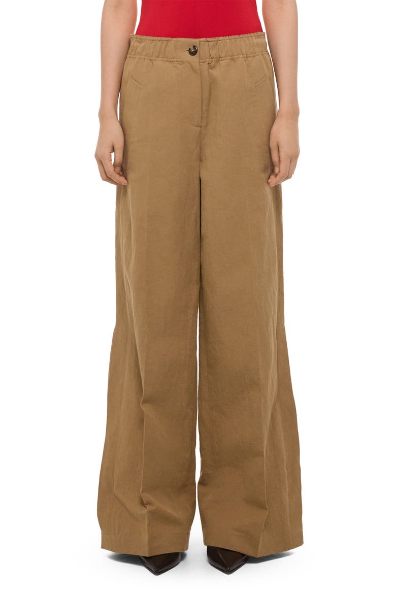 You're Only 3 Items Away From Wearing the Coolest Flat-Shoe Outfit Trend of Late Summer 2026