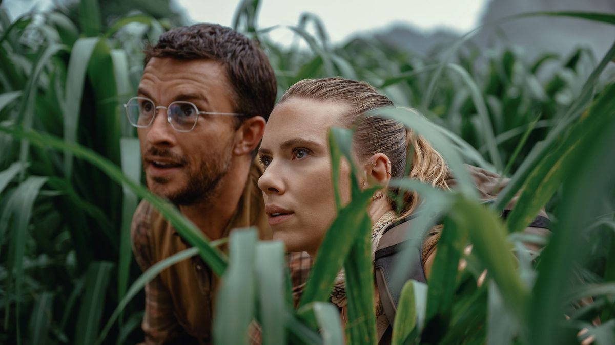 Jonathan Bailey and Scarlett Johansson in Jurassic World Rebirth