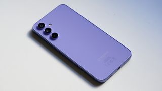 Die Rückseite des Samsung Galaxy A54 in Awesome Violet