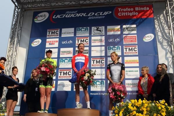 The sun shone onto the podium - Tatiana Guderzo (MCipollini Giambenini), Marianne Vos (Rabo Women), Trixi Worrack (Specialized - lululemon)