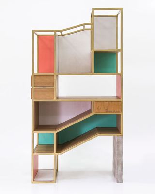 Shelf unit and divider in contrasting colours and materials