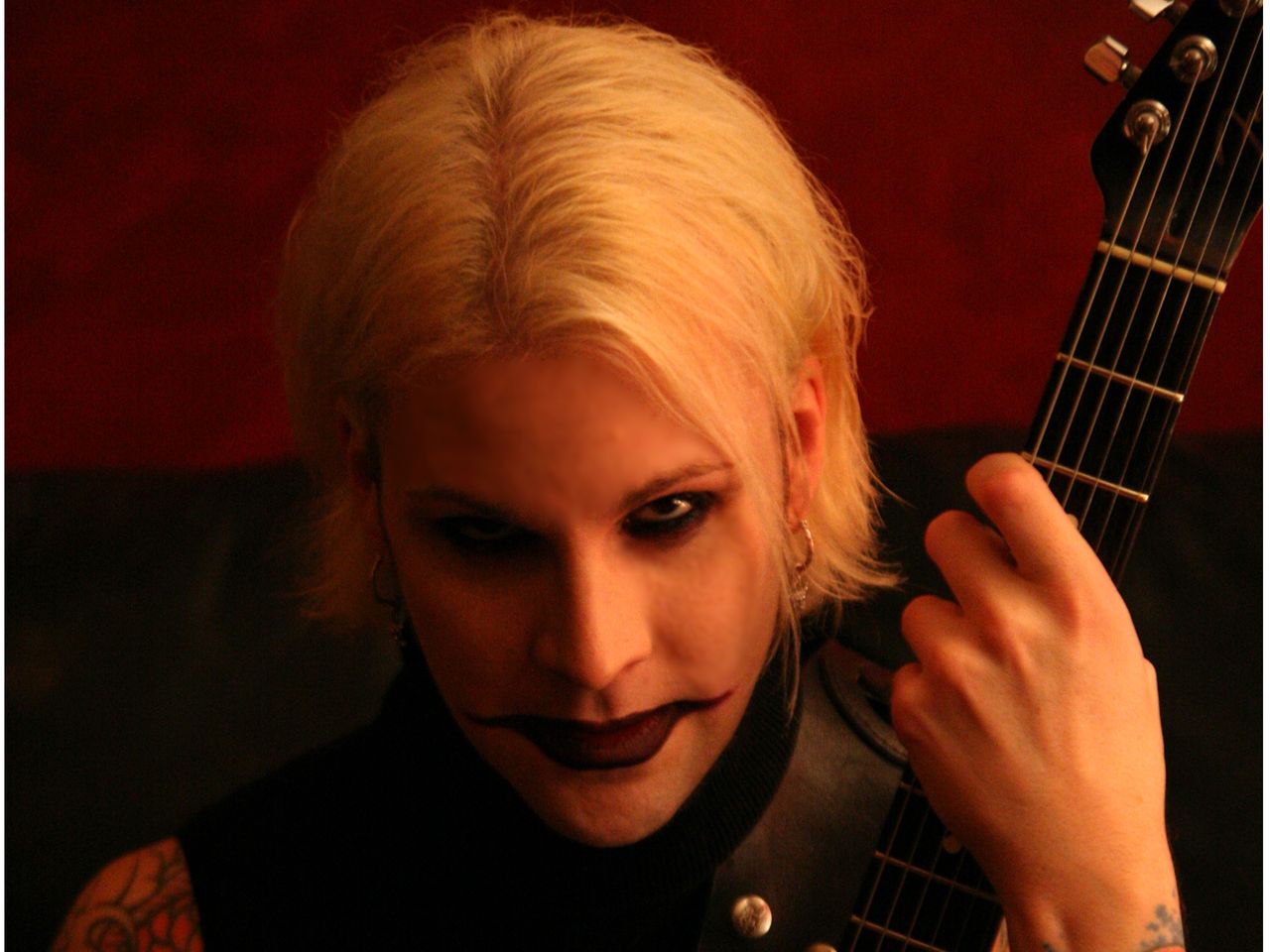 John 5 shows you how to combine sweeping and tapping in one lick