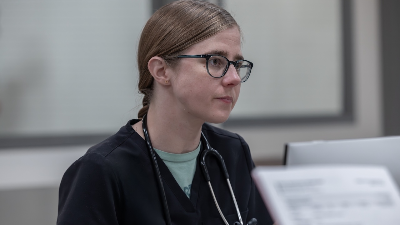 Mel looking tired in The Pitt Season 2x13