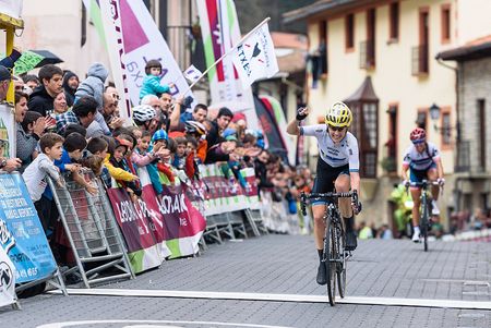 Emma Johansson wins Stage 1 ahead of Carmen Small - Emakumeen Bira 2016 Stage 1
