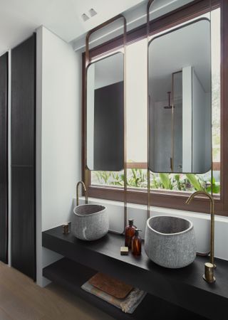 Bloc72's Kifissia House, bathroom with customised mirrors