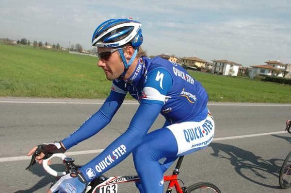 Tom Boonen (Quickstep-Innergetic) rolls on.