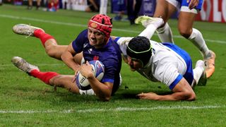 France's Louis Bielle-Biarrey (L) scores a try under pressure from an Italian rugby player