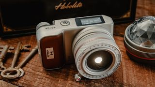 This LED looks like a camera – and it takes lenses! Hobolite launches a tiny vintage-style light with a twist