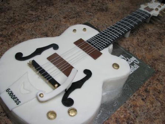 Gretsch White Falcon cake
