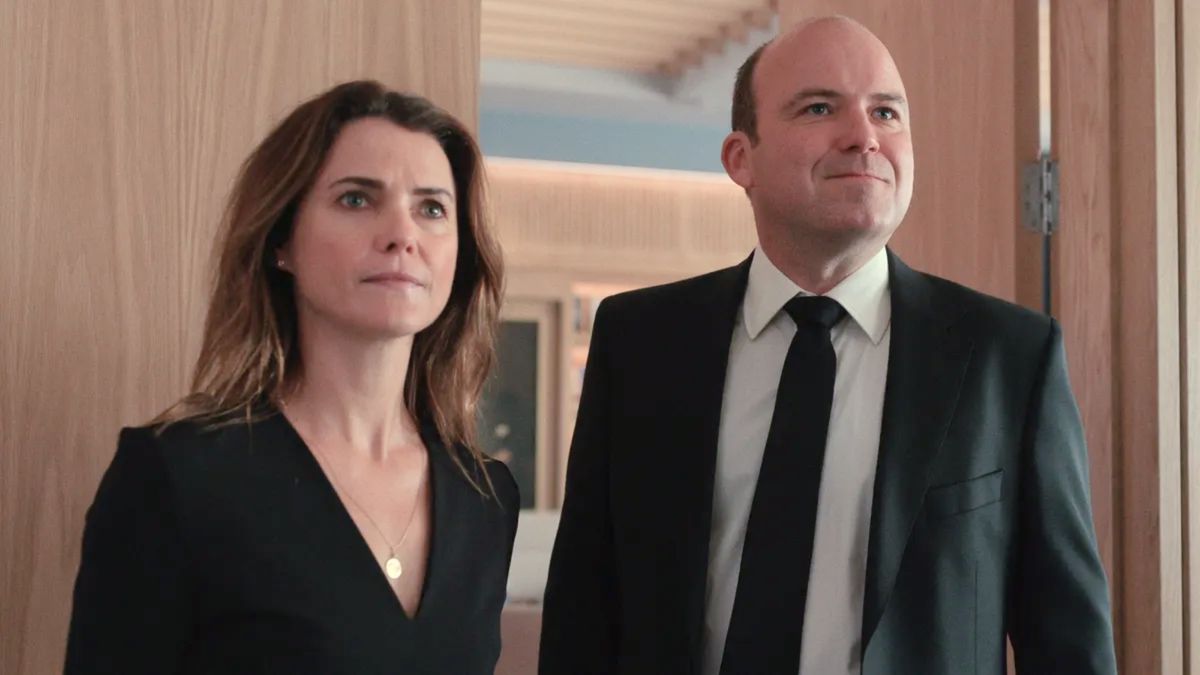 Kate Wyler (Keri Russell) and Nicol Trowbridge (Rory Kinnear) (L-R) in Netflix&#039;s &quot;The Diplomat&quot; season