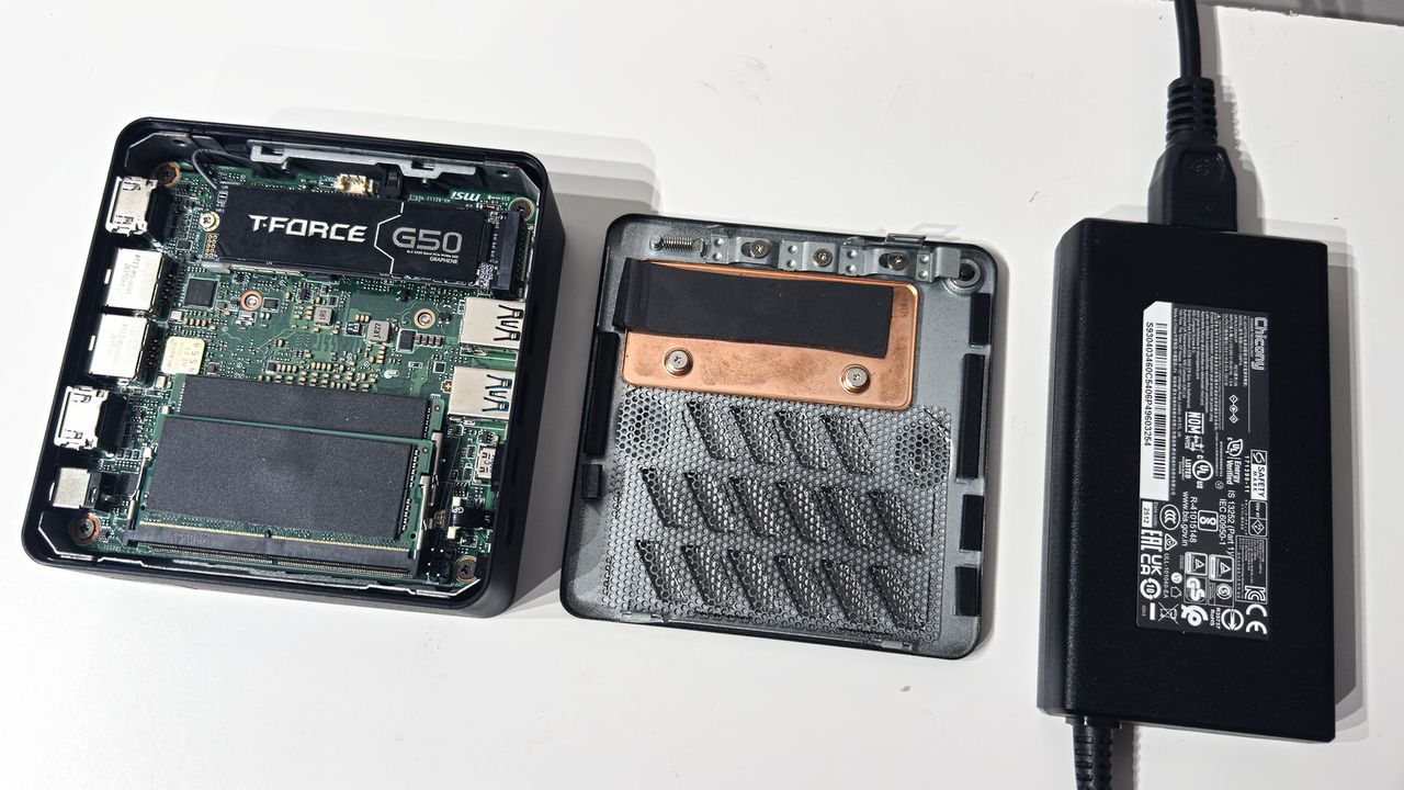 The MSI Cubi 3M on a desk