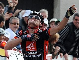 Luis León Sánchez (Caisse d'Epargne) busted out a few classic stage win salutes: The corazón