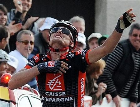 Luis Le&oacute;n S&aacute;nchez (Caisse d'Epargne) busted out a few classic stage win salutes: The coraz&oacute;n