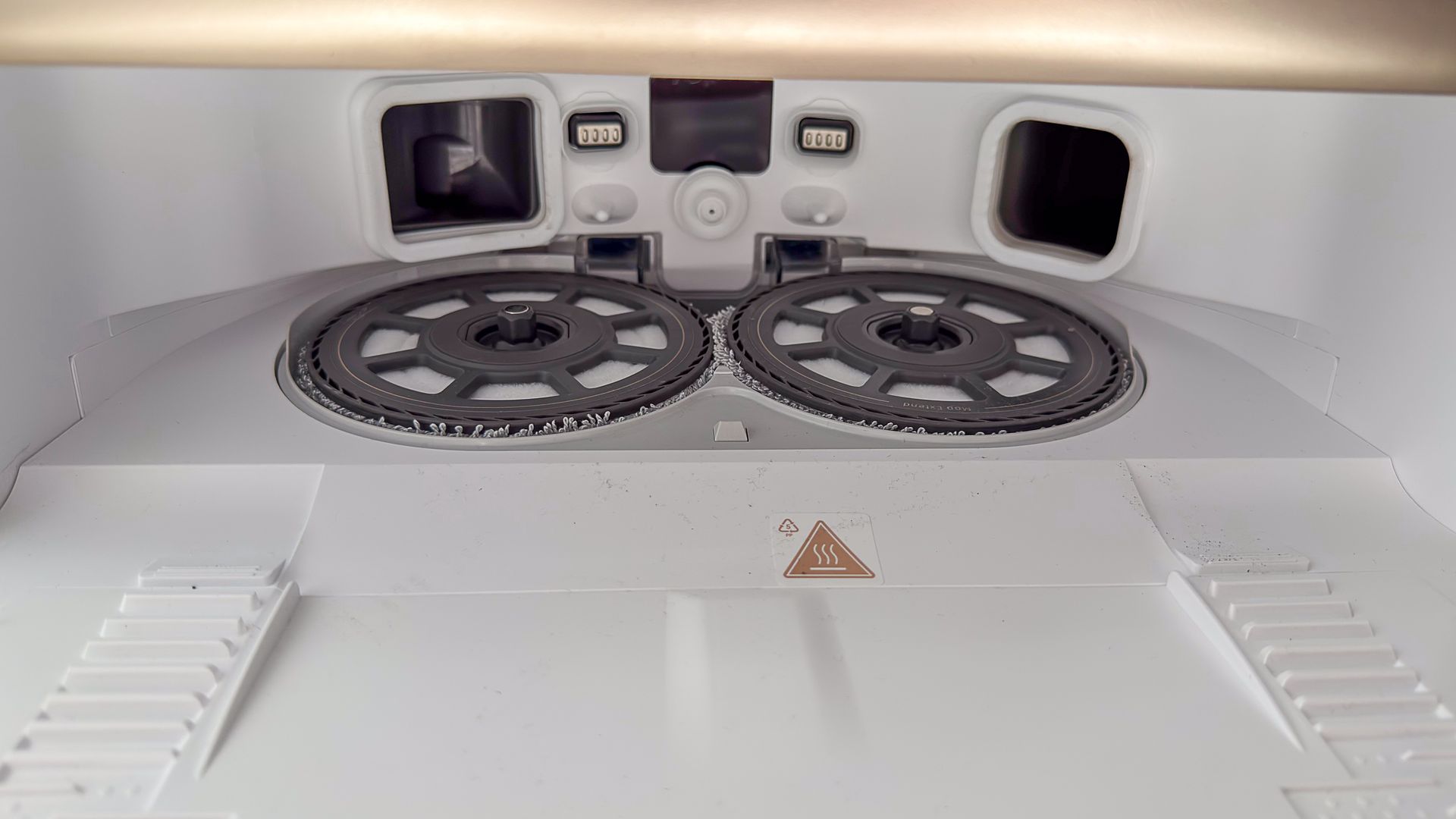 Mova V70 Ultra Complete mop pads inside the dock when robot is vacuuming