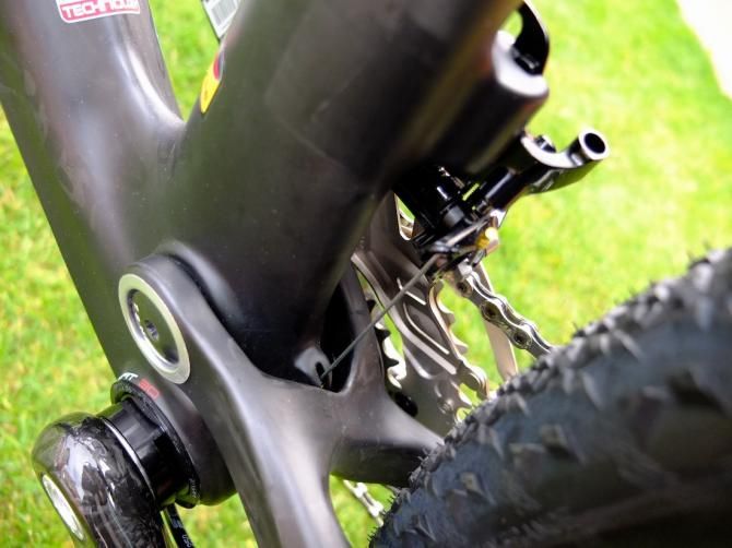 Lower pivot for the carbon swingarm
