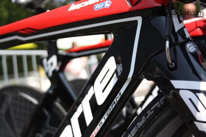The fork and frame shape are continuous to smooth airflow