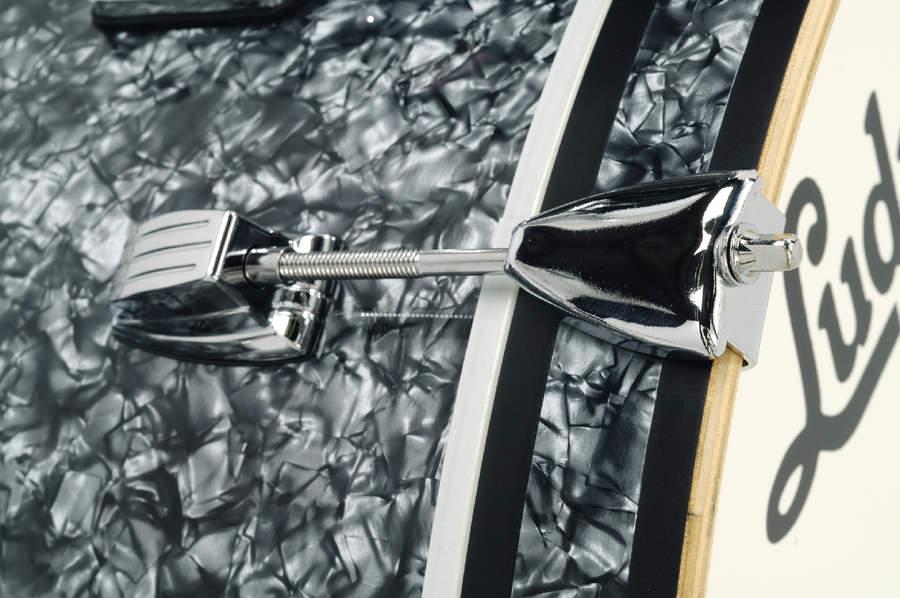 The ‘60s-style 14” deep bass drum has properly inlaid hoops, is quick to respond and is so much easier to carry around
