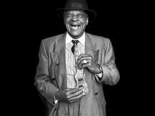 Hubert Sumlin at home in New Jersey in 2007