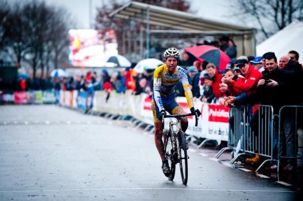Tom Meeusen comes to the line covered in mud