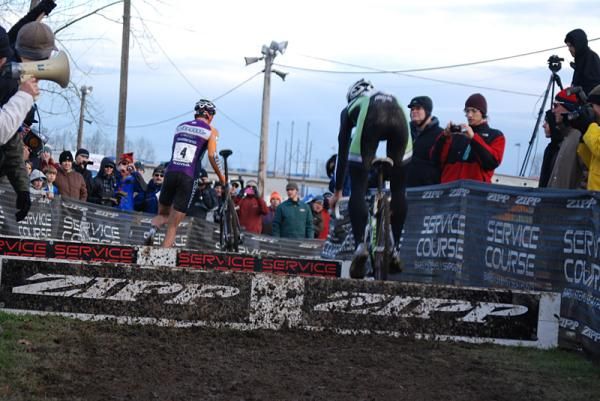 Ryan Trebon (Kona-FSA) in the lead as Powers tries to get on terms by bunny-hopping.