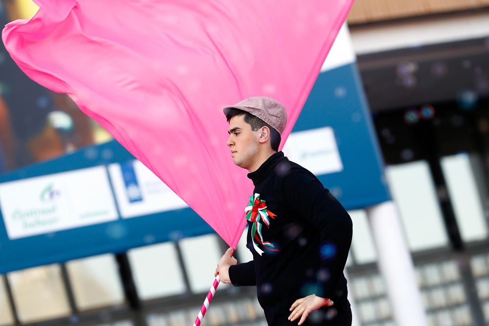 A fan waves a [pink flag to celebrate the start of the Giro in Aoeldoorn.