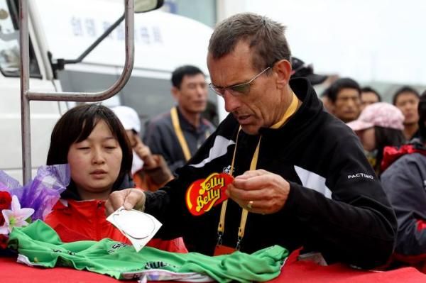 Jelly Belly manager Danny Van Haute attaches his team's sticker to the sprinter's jersey.