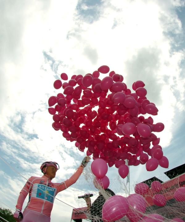 Things look rosy as Alexandre Vinokourov (Astana) prepares to start stage nine