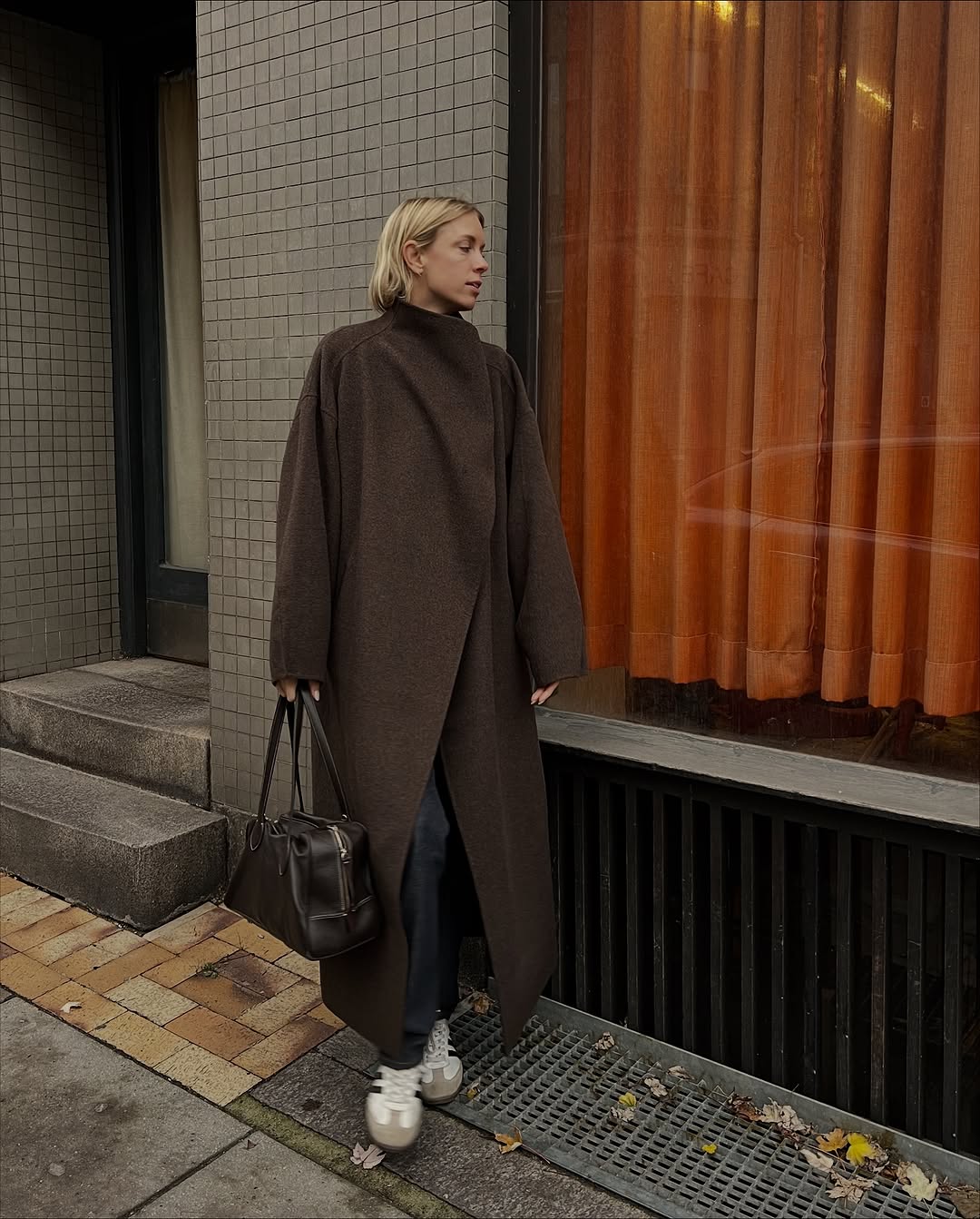 woman wearing winter sneaker outfit 2025