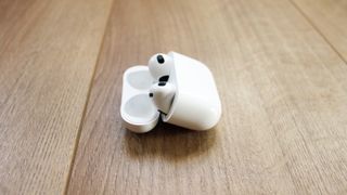 AirPods 3 latauskotelon uumenissa