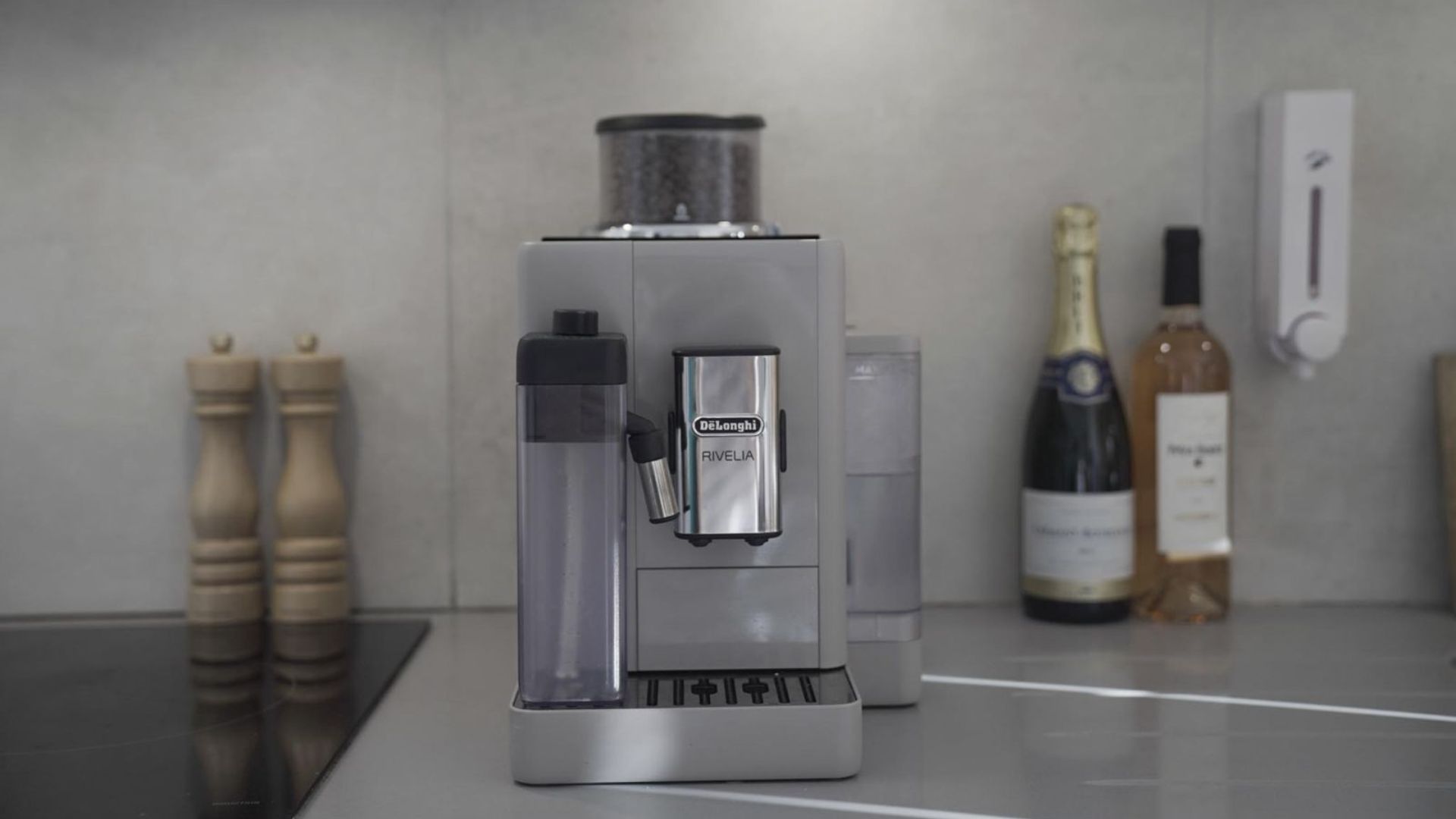 The De'Longhi Rivelia on the worksurface