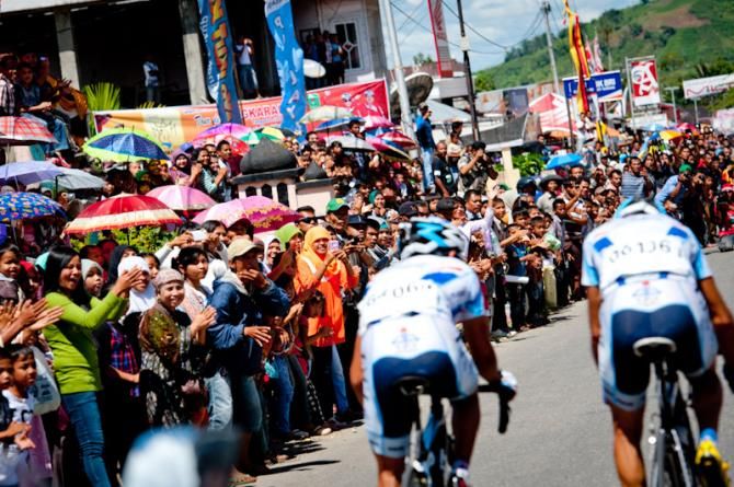 A large crowd gathered at the Tour de Singkarak