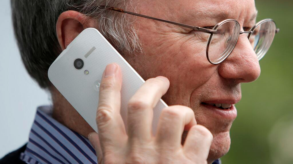 Eric Schmidt can&#039;t talk about but can show off Moto X Phone