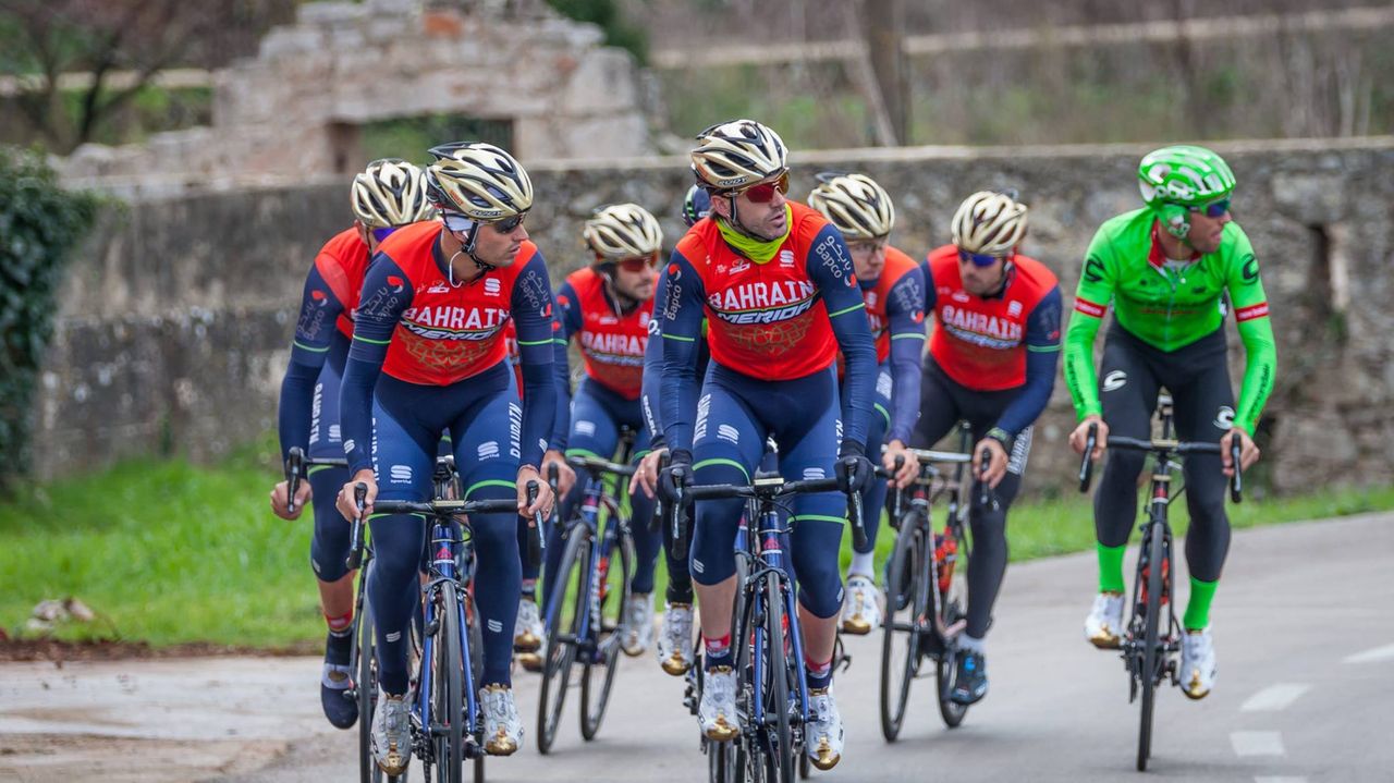 Ion Izagirre leading the ride