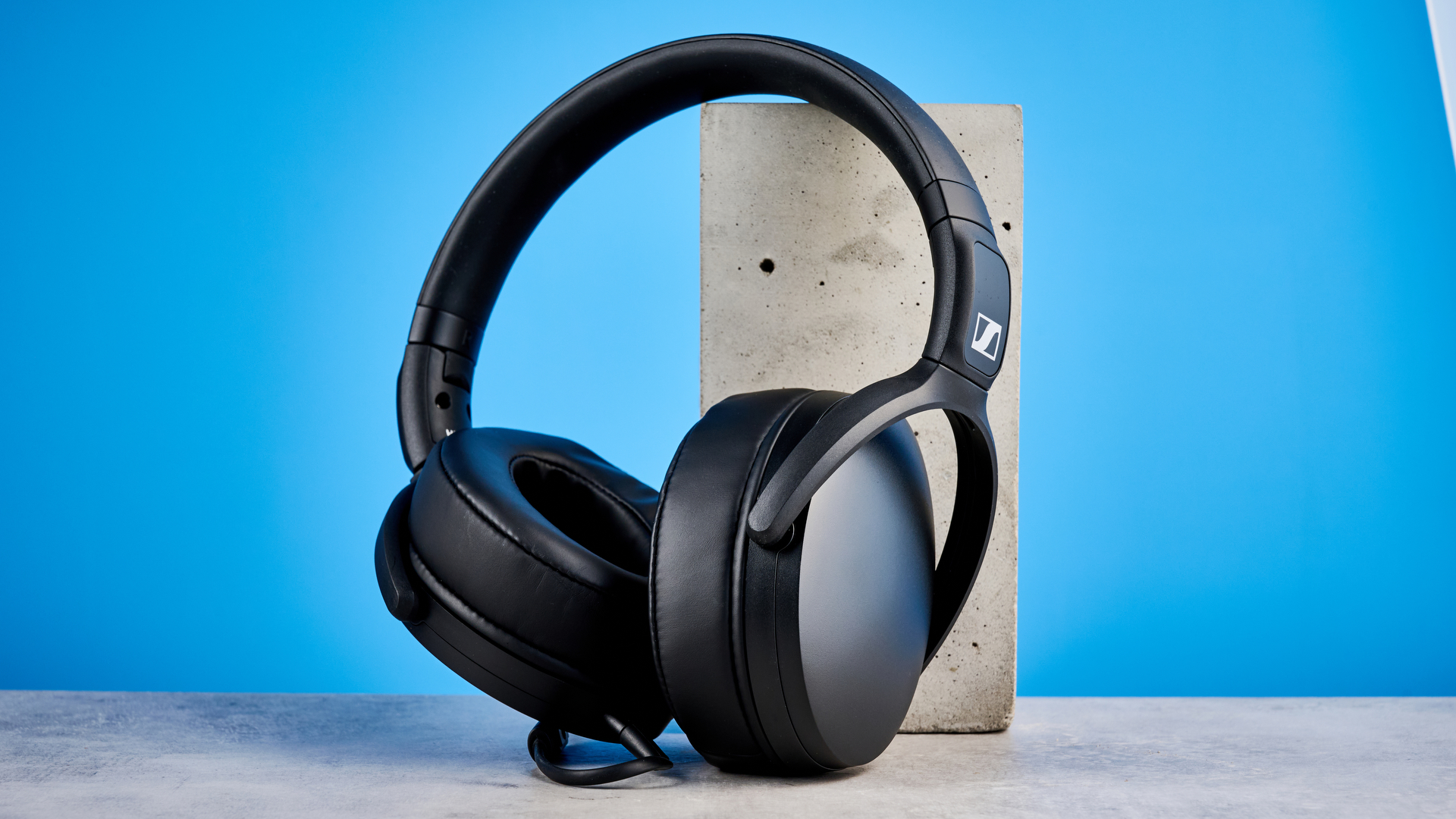 The Sennheiser RS 275 on a blue background