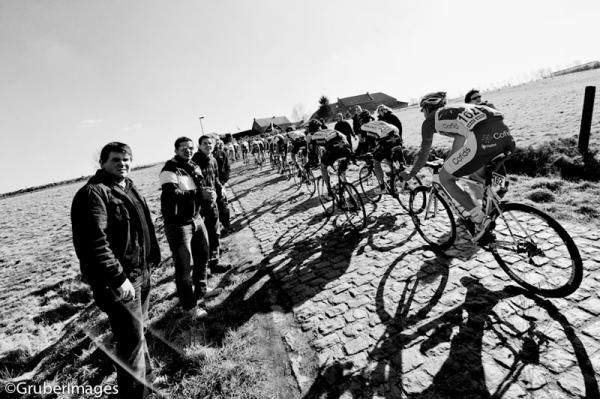 The men's peloton filter through the Haaghoek