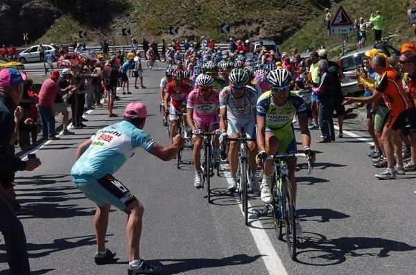 Tifosi cheer on race leader Danilo Di Luca.