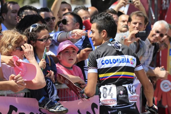 Fabio Duarte (Colombia) signs some autographs