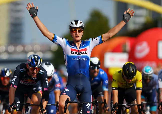 Tim Merlier esulta a braccia alzate la vittoria della quinta tappa al Giro di Polonia 2024 (photo credit: Getty Images)