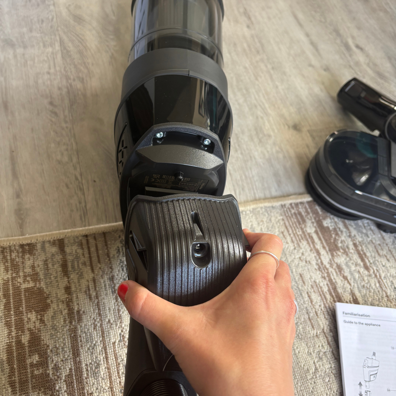 Miele Triflex HX3 Aqua inserting battery