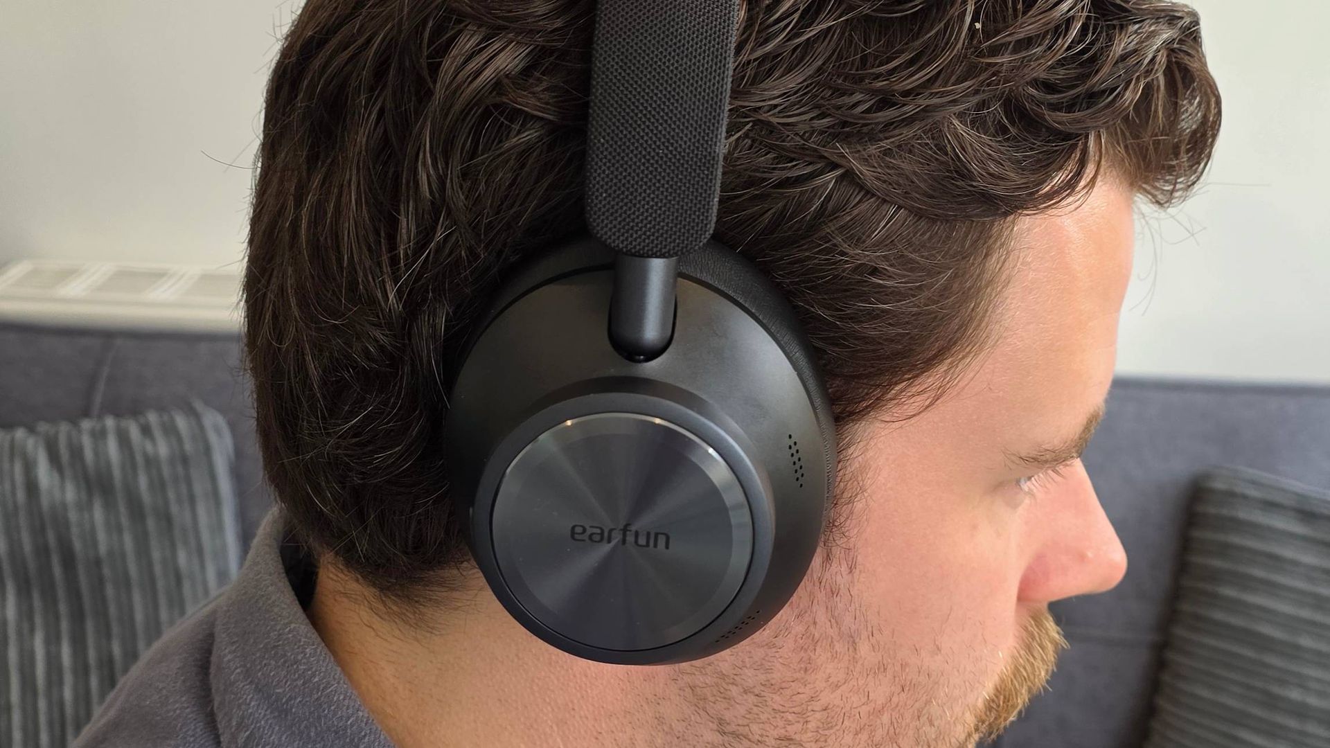 El Earfun Wave Pro X sobre la cabeza de una persona