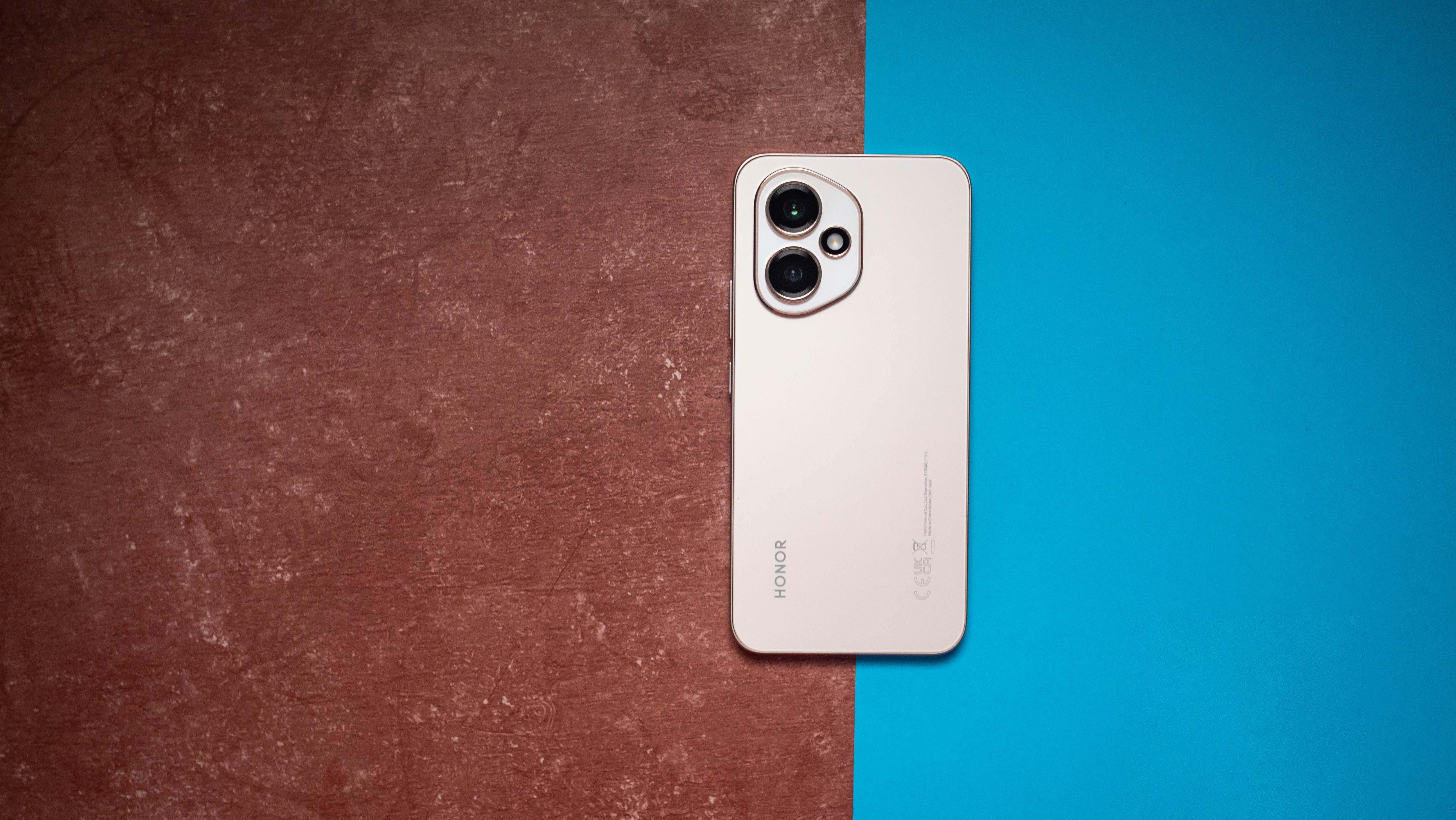 Honor 400 back view against blue and red background