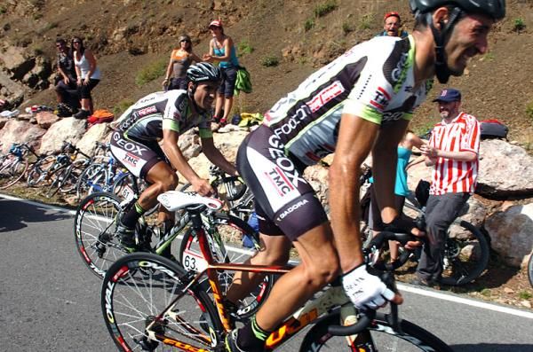 Geox-TMC's Juan Jose Cobo and David De La Fuente pursue Taaramae in the final kilometres.