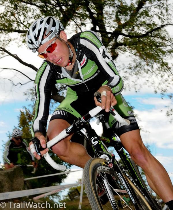 Jeremy Powers (Cannondale-Cyclocrossworld.com) leading the race