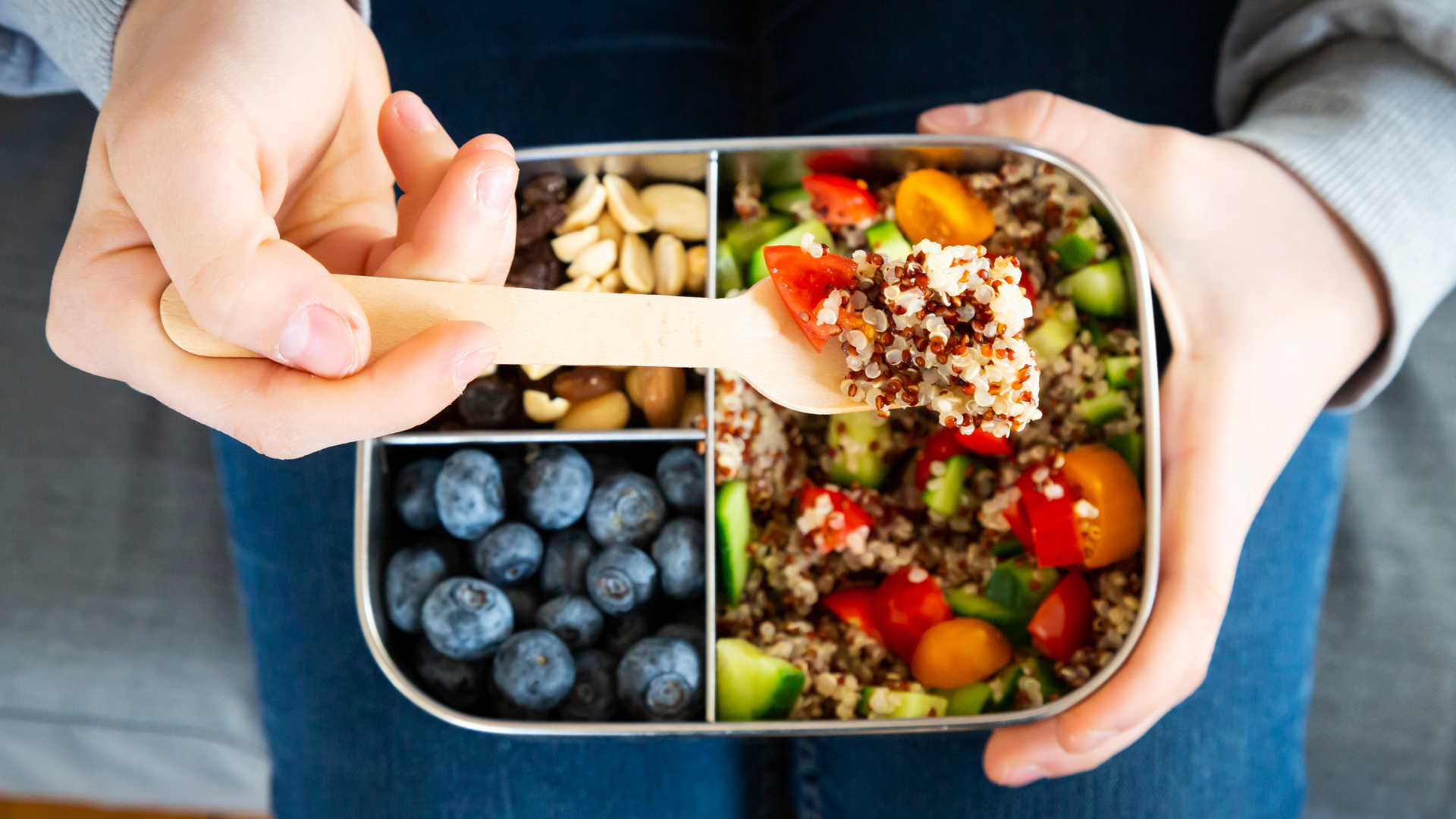 Quinoa-Salat mit Heidelbeeren und Nüssen